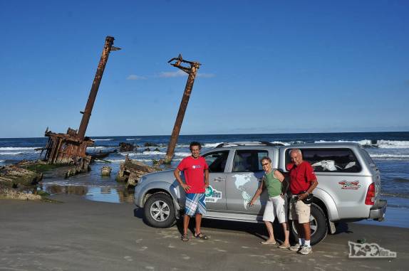 Junto ao navio encalhado Altair, na Praia do Cassino, ao sul de Rio Grande, a Ixa mostra nossa posição no mapa da Fiona (litoral do Rio Grande do Sul)
